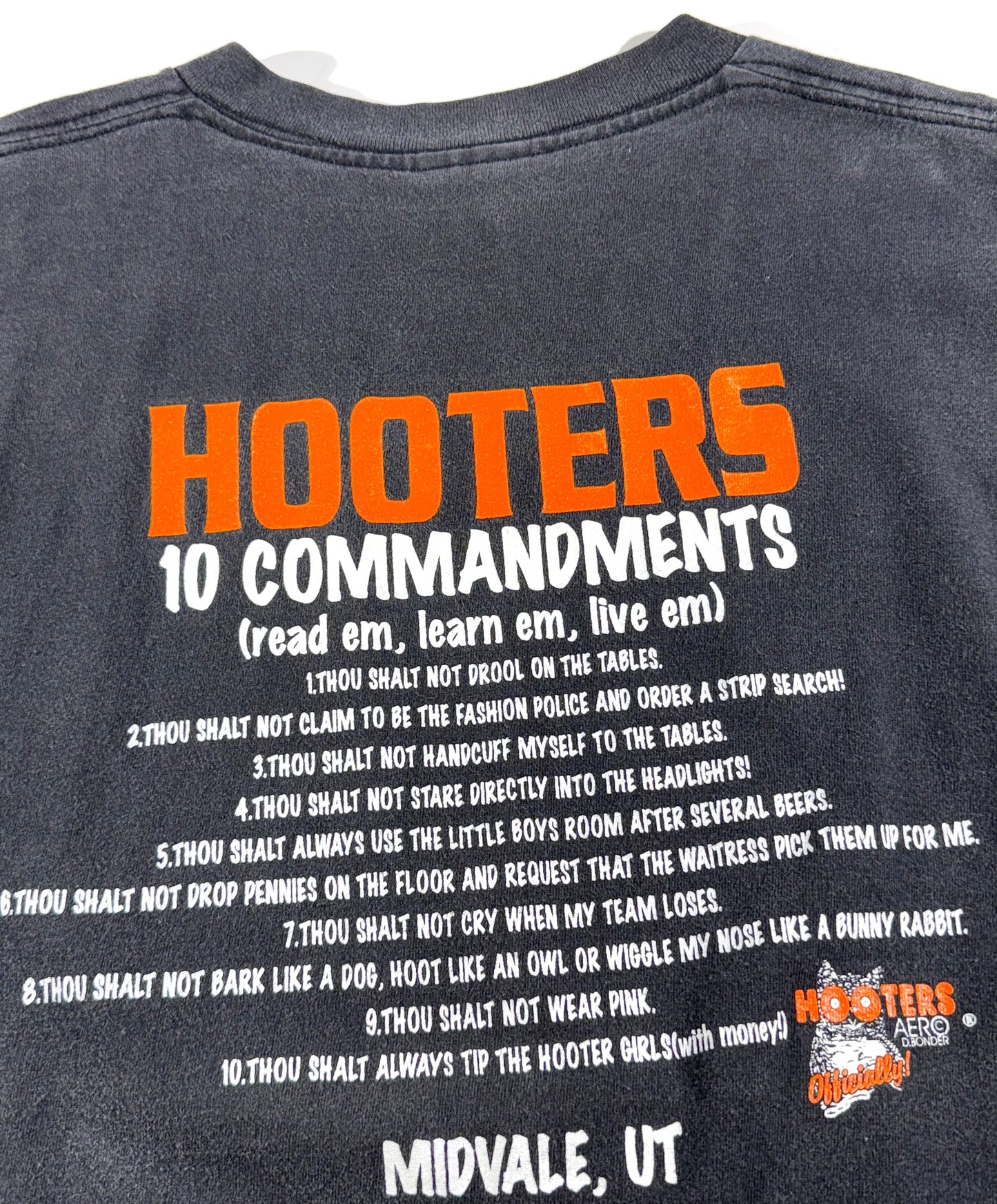 Vintage Hooters T-Shirt 10 Commandments Read Em Live Em