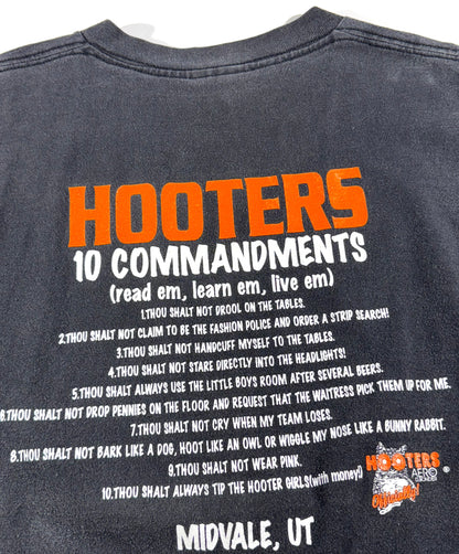 Vintage Hooters T-Shirt 10 Commandments Read Em Live Em