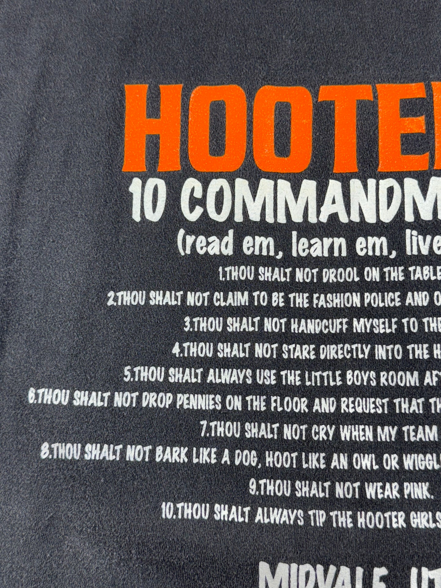 Vintage Hooters T-Shirt 10 Commandments Read Em Live Em